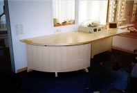 Schreinerei Hoch M&uuml;nchen : Schreibtisch mit integriertem Steuerpult f&uuml;r Computertomograph in Ahorn. Unterbau: formverleimte Dreht&uuml;re.